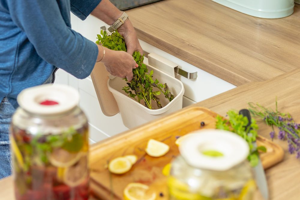 Závesný kôš na bioodpad na dvierka